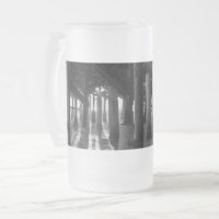La luz dorada brilla a través de las glas escarpad