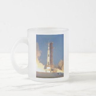 Taza De Cristal Esmerilado La Tierra tiembla cuando el Saturn V ilumina el ci