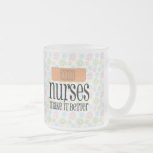 Taza De Cristal Esmerilado Las enfermeras lo hacen un vendaje mejor, lindo de