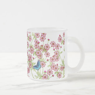 Taza De Cristal Esmerilado Las mariposas azules en jardín del Coreopsis