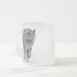 Taza De Cristal Esmerilado Lobo negro enojado en la nieve, invierno salvaje