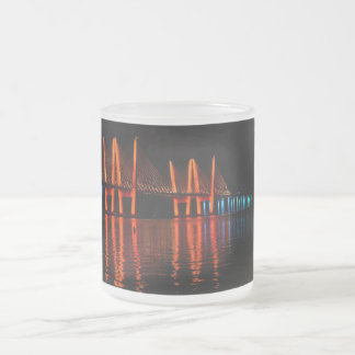 Taza De Cristal Esmerilado Luces de Puente en honor al café del orgullo gay