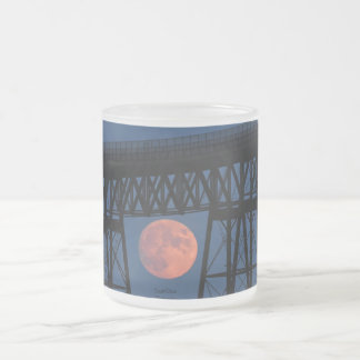 Taza De Cristal Esmerilado Luna de pie bajo puente Walkway