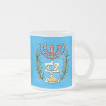 Taza De Cristal Esmerilado Magen persa David Menorah<br><div class="desc">Esta imagen fue adaptada de una antigua teja judía persa y cuenta con una menorah con un Magen David (Estrella de David) enmarcado por ramas de olivo. Se han conservado las imperfecciones de la imagen original pintada a mano.</div>