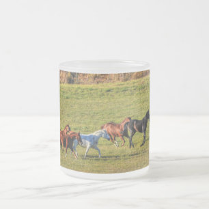 Taza De Cristal Esmerilado Manada en ejecución de equino de caballo de rancho