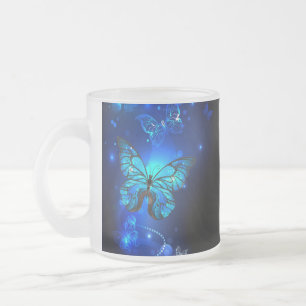 Taza De Cristal Esmerilado Mariposa morfo en el fondo oscuro