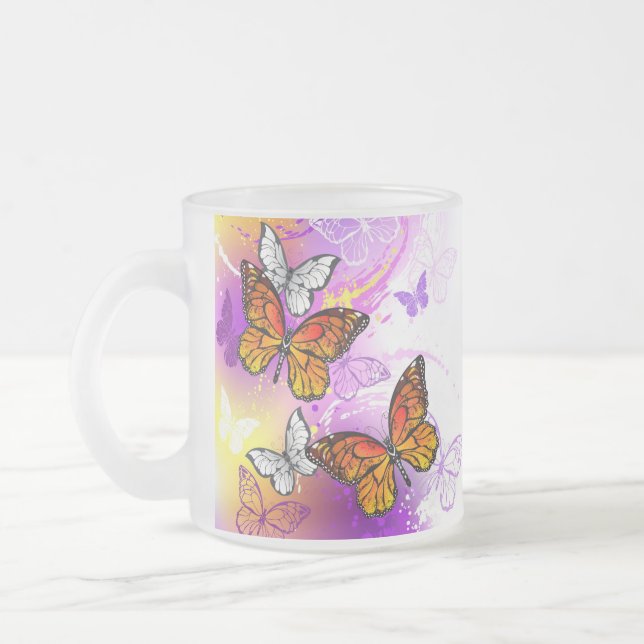 Taza De Cristal Esmerilado Mariposas monarcas en fondo morado (Izquierda)