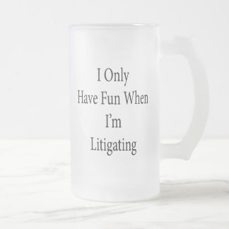 Taza De Cristal Esmerilado Me divierto solamente cuando estoy litigando