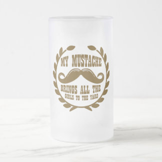 Taza De Cristal Esmerilado Mi bigote trae a todos los chicas a la yarda