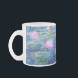 Taza De Cristal Esmerilado Monet Pink Water Lilies<br><div class="desc">Una taza de café de vidrio rosado de Monet muestra hermosos nenúfares de agua rosada flotando en un estanque azul tranquilo con colchonetas de lirios. Un gran regalo de Monet para los amantes del impresionismo y del arte francés. Impresionismo natural sereno con flores y paisajes pintorescos de estanques.</div>