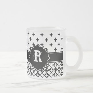 Taza De Cristal Esmerilado Monogramación de la hoja de cuatreil blanca negra
