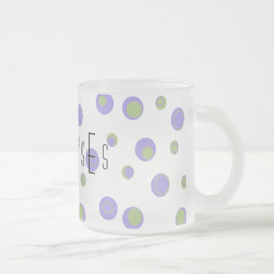Taza De Cristal Esmerilado Monogramación de puntos de polka verde púrpura