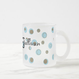 Taza De Cristal Esmerilado Monogramo de los puntos de polka azul Aqua