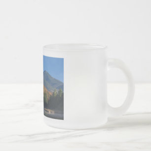 Taza De Cristal Esmerilado Montaña blanca sobre pequeño estanque de tramas