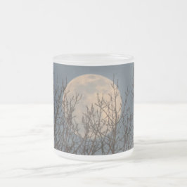 Taza De Cristal Esmerilado Moon Rising por encima de Trees Poster Coffee Mug
