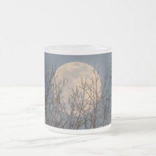 Taza De Cristal Esmerilado Moon Rising por encima de Trees Poster Coffee Mug