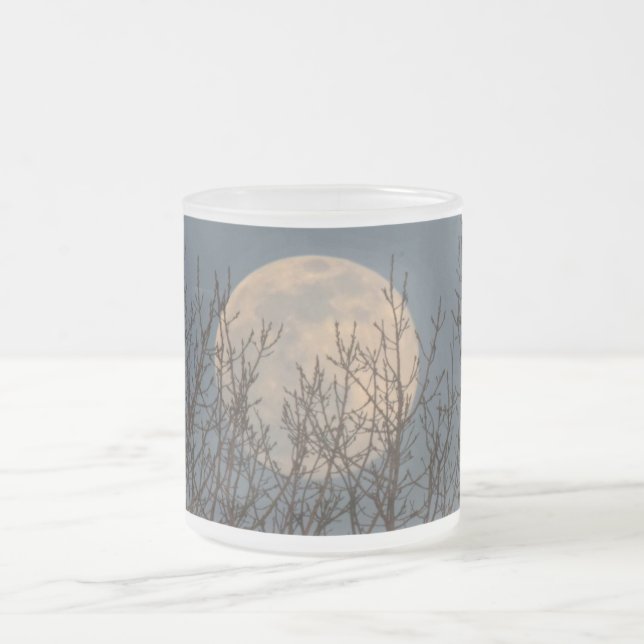 Taza De Cristal Esmerilado Moon Rising por encima de Trees Poster Coffee Mug (Centro)