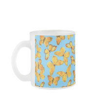 Mug de vidrio escarchado, mariposas doradas sobre 