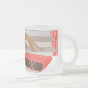 Taza De Cristal Esmerilado Mujeres presionando con la mano el botón de snooze