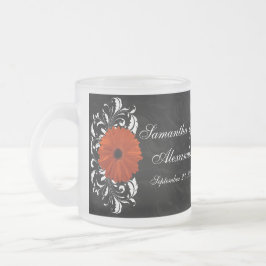 Taza De Cristal Esmerilado Naranja Gerbera Daisy con pergamino blanco y negro