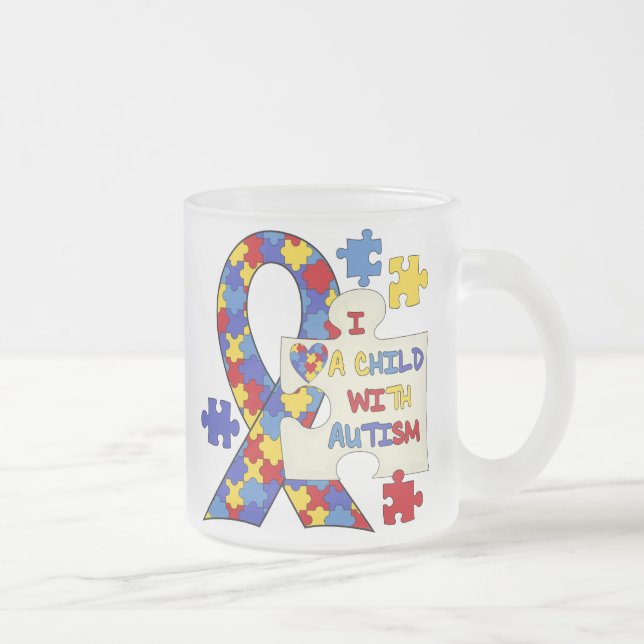Taza De Cristal Esmerilado Niño con la cinta de la conciencia del autismo (Derecha)