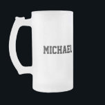 Taza De Cristal Esmerilado Nombre personalizado bachiller beer stein sport mu<br><div class="desc">Dé regalos prácticos de tazas de cerveza personalizado a sus padrinos. Hágales saber a tus chicos cuanto los aprecias y tu amor mutuo por la cerveza. Personalizar la taza con el nombre del destinatario. ¡Dejen que su equipo brinde su gran día con estilo!</div>