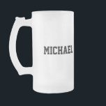 Taza De Cristal Esmerilado Nombre personalizado bachiller beer stein sport mu<br><div class="desc">Dé regalos prácticos de tazas de cerveza personalizado a sus padrinos. Hágales saber a tus chicos cuanto los aprecias y tu amor mutuo por la cerveza. Personalizar la taza con el nombre del destinatario. ¡Dejen que su equipo brinde su gran día con estilo!</div>