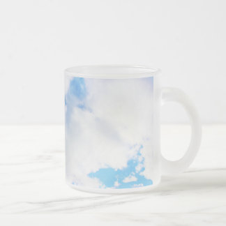 Taza De Cristal Esmerilado Nubes blancas esponjosas y cielo azul