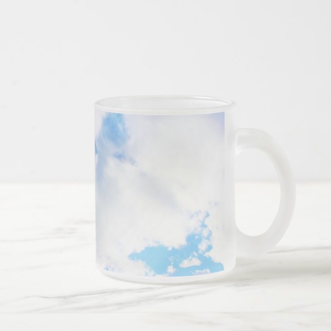 Taza De Cristal Esmerilado Nubes blancas esponjosas y cielo azul (Derecha)