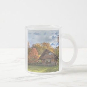 Taza De Cristal Esmerilado otoño dorado, casa de madera en las montañas