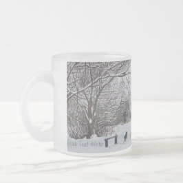 Taza De Cristal Esmerilado paisaje invernal con perros jugando en la nieve