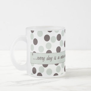 Taza De Cristal Esmerilado Pastel Green y Brown Polka Dots Bebida Mug