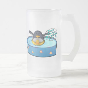 Taza De Cristal Esmerilado Pingüino del dibujo animado en piscina