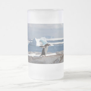 Taza De Cristal Esmerilado Pingüino frente a un arco de hielo