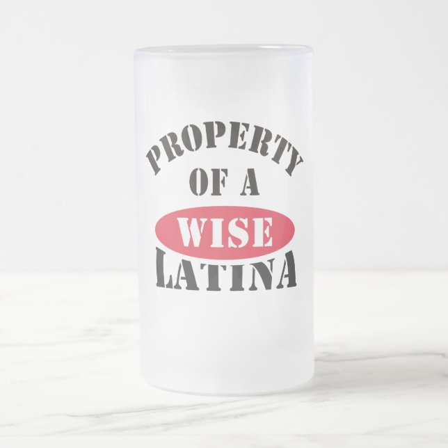 Taza De Cristal Esmerilado Propiedad de una sabia Latina Mug (Centro)