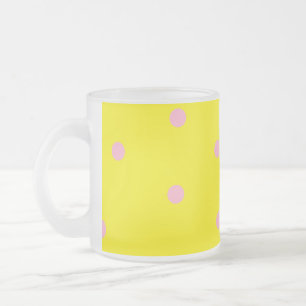 Taza De Cristal Esmerilado Punto de polka rosa sobre amarillo