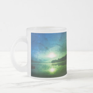 Taza De Cristal Esmerilado Resumen del Blue Green Morning Sunrise en el río C