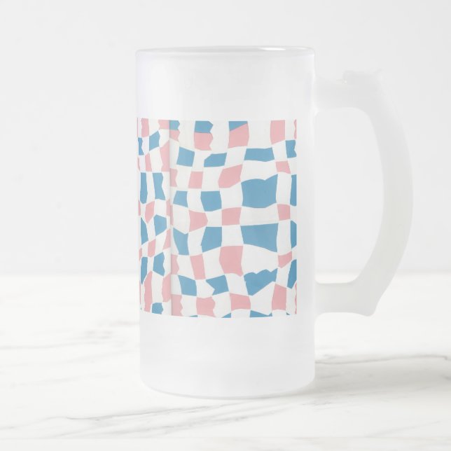 Taza De Cristal Esmerilado Resumen del tablero de cheques azul rosa de Mod Re (Derecha)