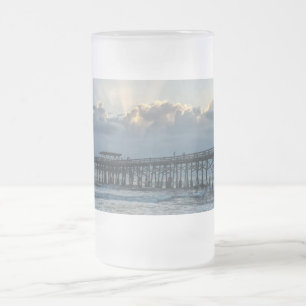 Taza De Cristal Esmerilado Rompiendo En La Cerveza De Vidrio Escarcha De Caca