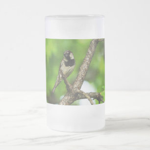 Taza De Cristal Esmerilado Sentado Alrededor De La Mugre Escarcha