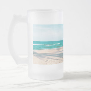 Taza De Cristal Esmerilado Surf board en la playa tirando almohada