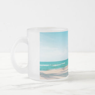 Taza De Cristal Esmerilado Surf board en la playa tirando almohada