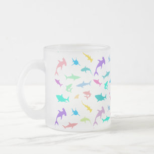 Taza De Cristal Esmerilado Tiburón colorido bajo el Fiesta de la escuela de m