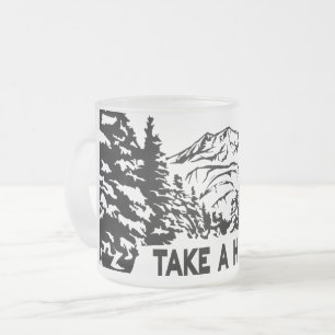 Taza De Cristal Esmerilado Toma una cita de Hike en el paisaje de montaña mon