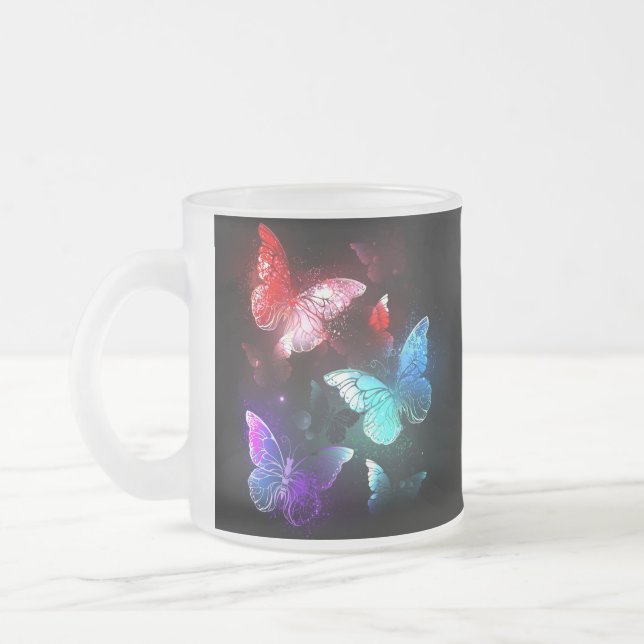 Taza De Cristal Esmerilado Tres mariposas brillantes en el fondo nocturno (Izquierda)