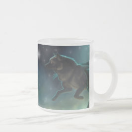 Taza De Cristal Esmerilado Vuelo negro del lobo a través de las estrellas