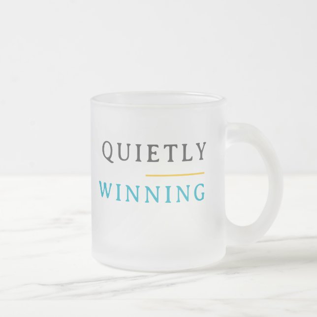 Taza De Cristal Esmerilado Winning Quietly – Minimal Typography  (Derecha)