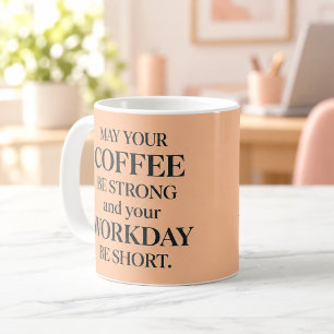 Taza de durazno divertida con café fuerte y día la