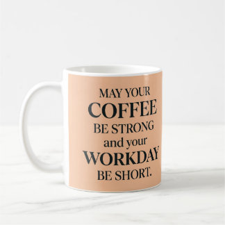 Taza de durazno divertida con café fuerte y día la