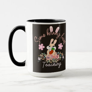 Taza de enseñanza adorable que ama algún conejito